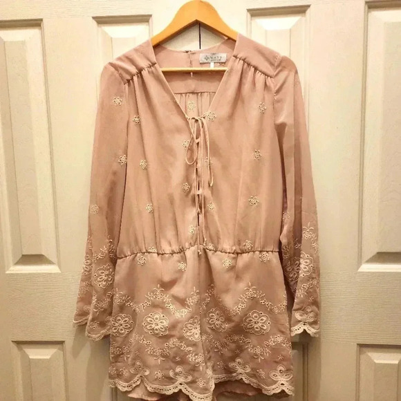Wayf Pants - WAYF Embroidered Romper- Size Large- NWOT (worn 2 hours)🌸
